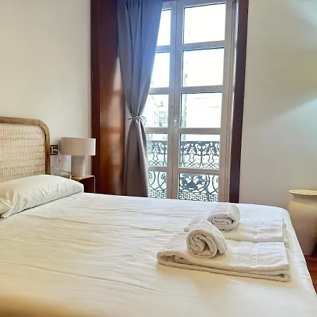 With A Balcony, Downtown & Free Parking Διαμέρισμα Βίγκο