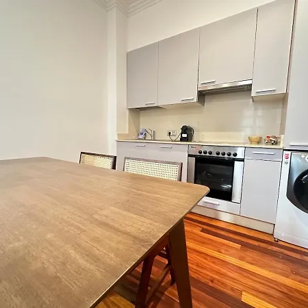 With A Balcony, Downtown & Free Parking Διαμέρισμα